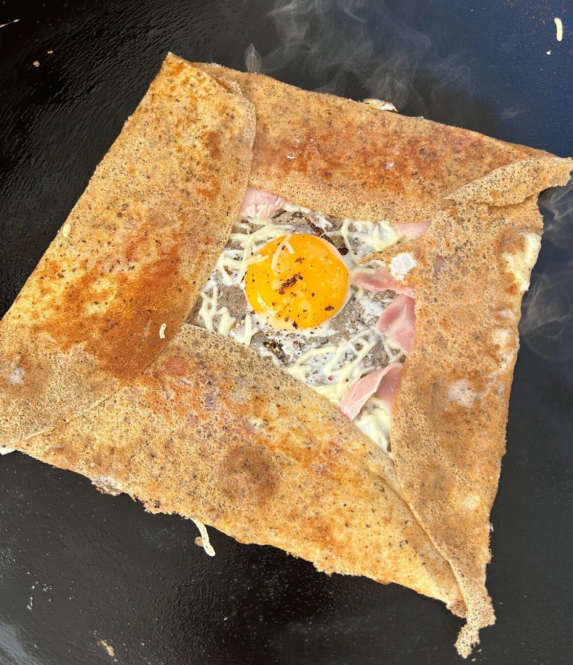 Crêpe préparée en direct sur le stand