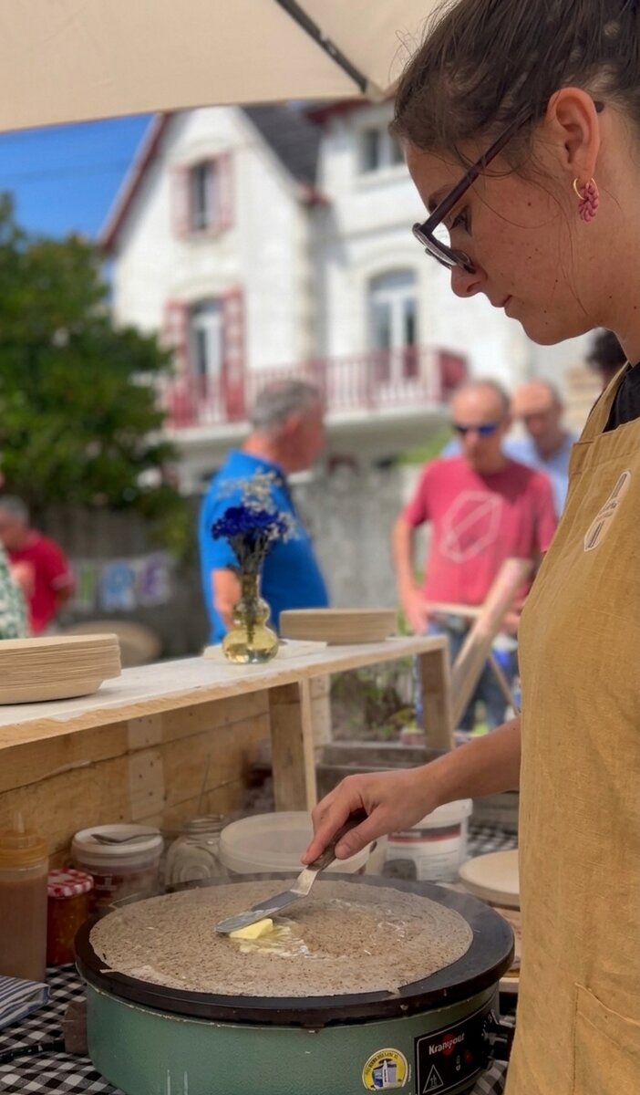 Chez les filles, préparation des crêpes sur le stand